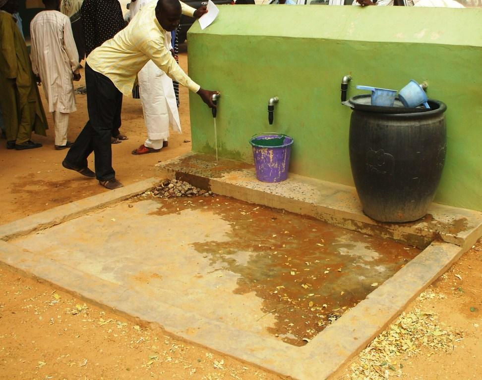 Un punto de agua con grifos y una plataforma ancha y de poca altura