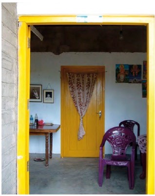 Дверний отвір кімнати, де дверна коробка пофарбована в жовтий колір