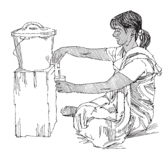 Mujer sentada sirviendo un vaso de agua de un recipiente elevado