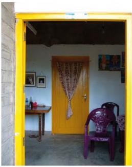 Porte d'une pièce, où le cadre de la porte est peint en jaune