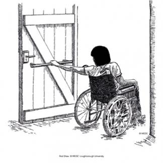 Pengguna kursi roda melewati pintu dan menggunakan pegangan untuk menutupnya.