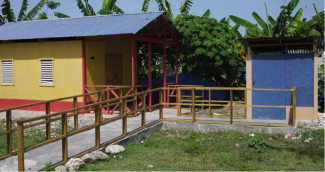 Un abri, accessible par une rampe et un bloc sanitaire à proximité