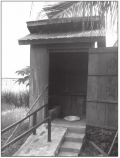 Туалет з бетонним пандусом, на якому намальовані підніжки. Поруч з пандусом є сходи.