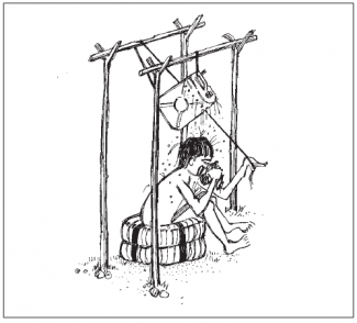 Un garçon assis sur deux pneus, utilisant un système de douche où un jerrycan a été suspendu à 4 poteaux et géré par une corde