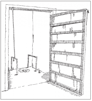 Toilette où une corde est attachée à la porte enfilée à travers un crochet