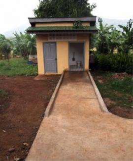 Une salle d'eau accessible par un chemin et une rampe menant à l'entrée